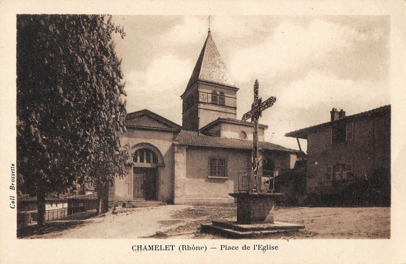 Carte postale ancienne Chamelet Place De L'Eglise à Chamelet