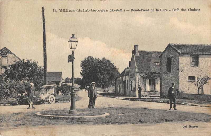 Carte postale ancienne Villiers Saint Georges Rond Point De La Gare Cafe Des Chaises à Villiers-Saint-Georges
