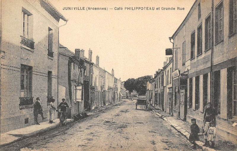 Carte postale ancienne Juniville Cafe Philippoteau Et Grande Rue à Juniville