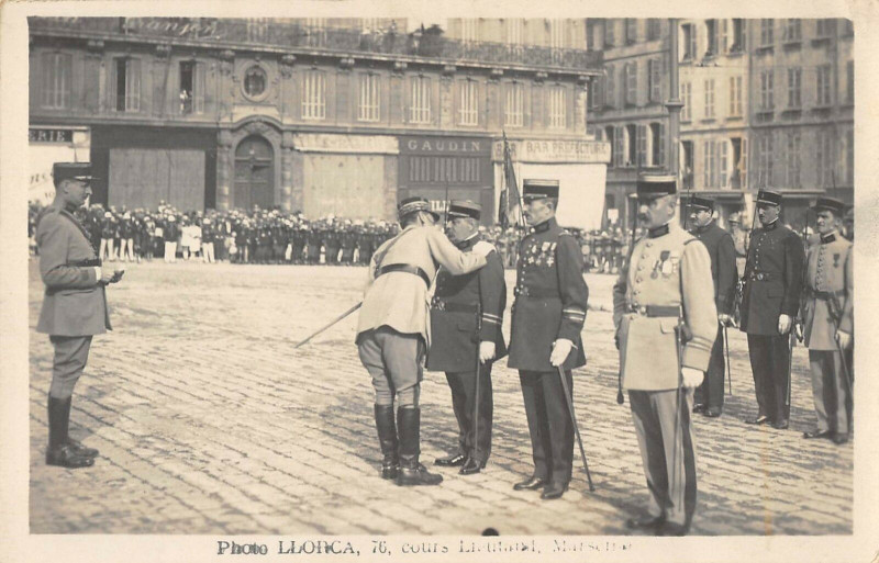 Carte postale ancienne Remise de décorations de généraux à Marseille 6e Arrondissement