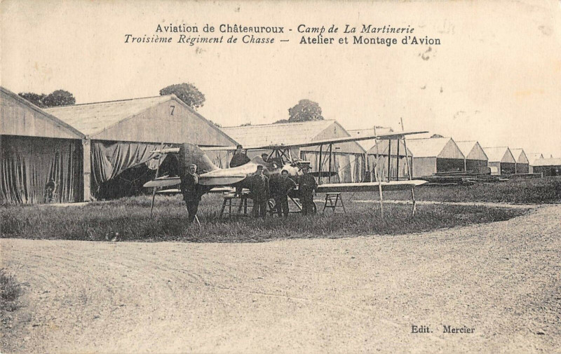 Carte postale ancienne Aviation De Chateauroux Martinerie 3e Reg De Chasse Atelier Montage Avion à Châteauroux