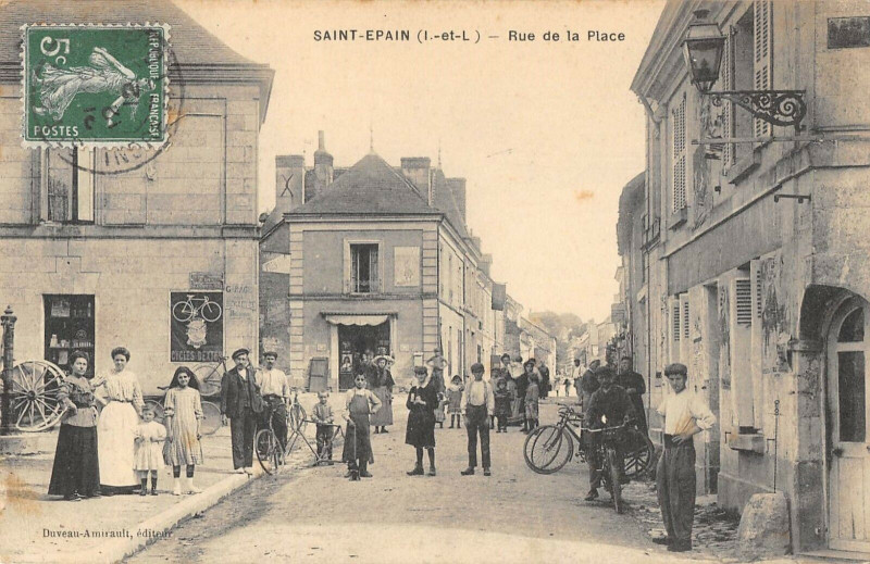 Carte postale ancienne Saint Epain Rue De La Place