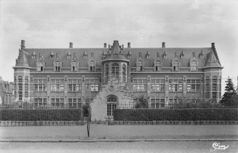 Carte postale ancienne Bailleul Ecole Communale De Garcons à Bailleul