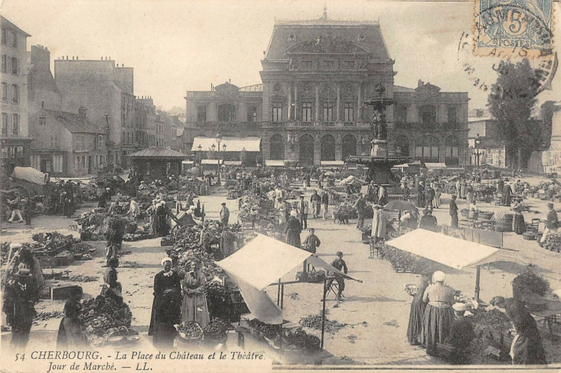 Carte postale ancienne Cherbourg La Place Du Chateau Et Le Theatre