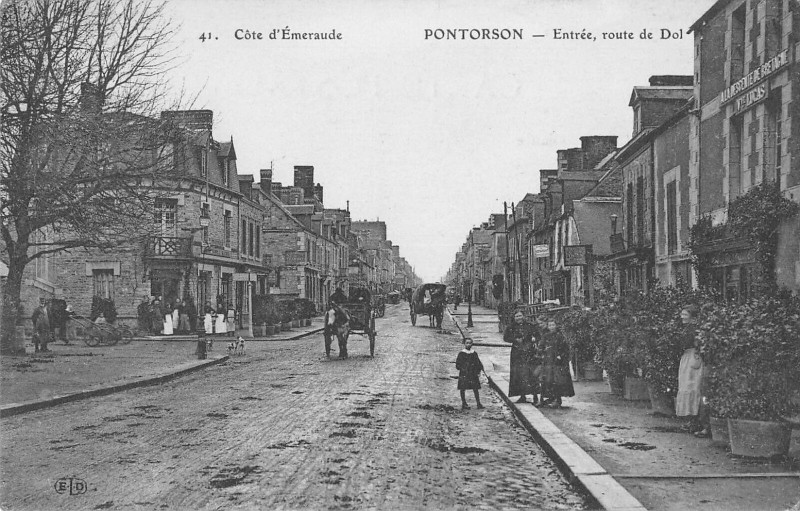 Carte postale ancienne Pontorson Entree Route De Dol à Pontorson