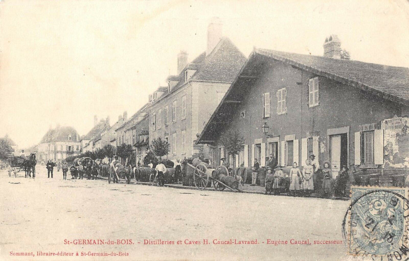 Carte postale ancienne Saint Germain Du Bois Distilleries Et Caves H.caucal Lavraud à Saint-Germain-du-Bois