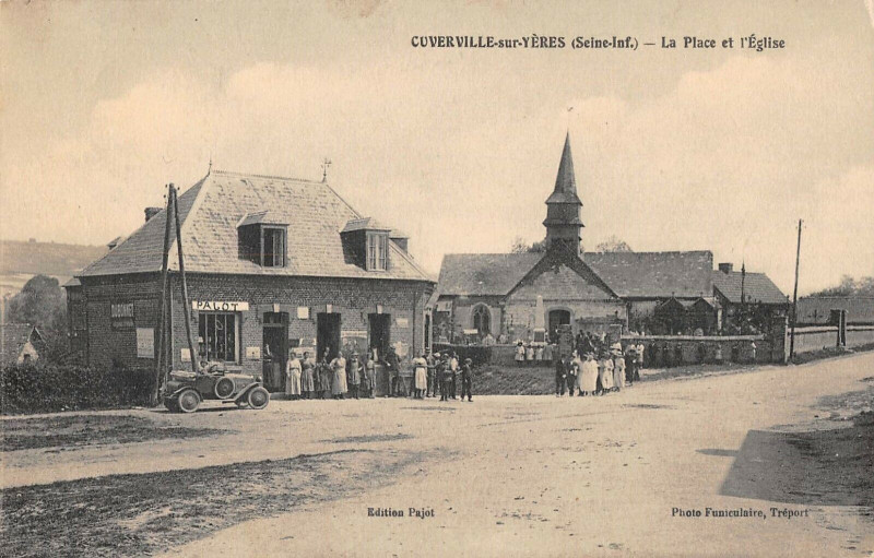 Carte postale ancienne Cuverville Sur Yeres La Place Et Eglise à Cuverville