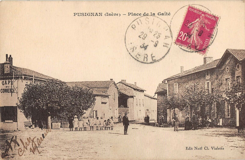 Carte postale ancienne Pusignan Place De La Gaite à Pusignan