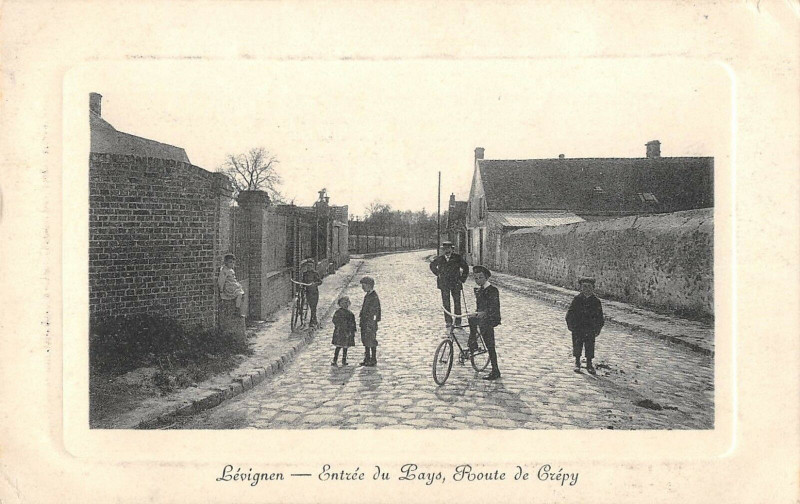 Carte postale ancienne Levignen Entree Du Pays Route De Crepy à Lévignen