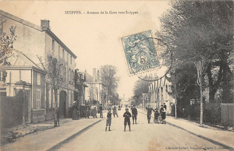 Carte postale ancienne Suippes Avenue De La Gare Vers Suippes à Suippes