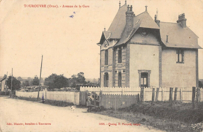 Carte postale ancienne Tourouvre Avenue De La Gare