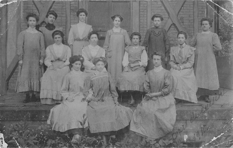 Carte postale ancienne Carte Photo Situee Au Verso Niederbronn Groupe De Femmes Cours De Cuisine