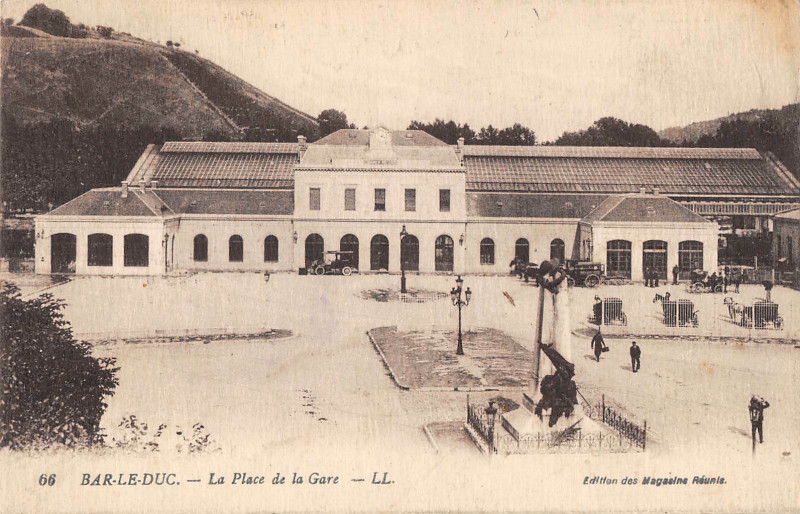 Carte postale ancienne La Place de la Gare à Bar-le-Duc
