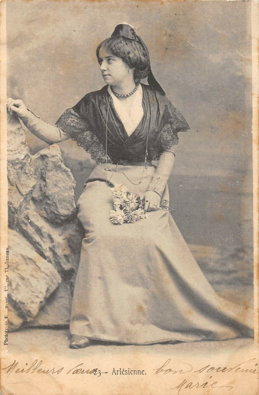 Carte postale ancienne Arlesienne à Arles