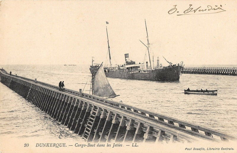 Carte postale ancienne Dunkerque Cargo Boat Dans Les Jetees à Dunkerque