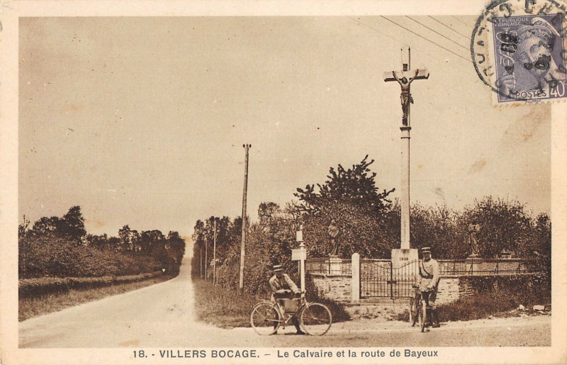 Carte postale ancienne Villers Bocage Le Calvaire Et Route De Bayeux à Villers-Bocage