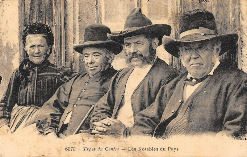Carte postale ancienne Types Du Centre Les Notables Du Pays