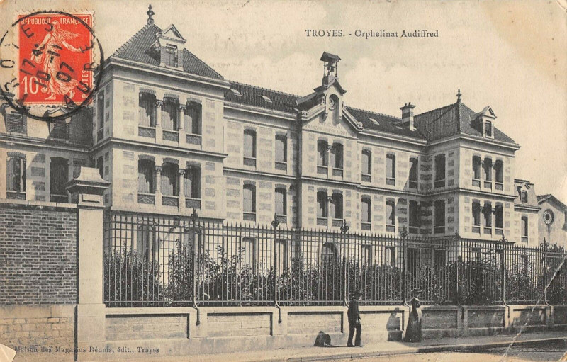 Carte postale ancienne Troyes Orphelinat Audiffred à Troyes