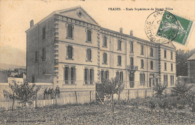 Carte postale ancienne Prades Ecole Superieure Des Jeunes Filles à Prades