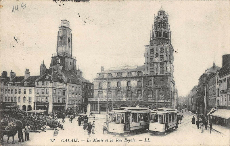 Carte postale ancienne Calais Le Musee Et La Rue Royale à Calais