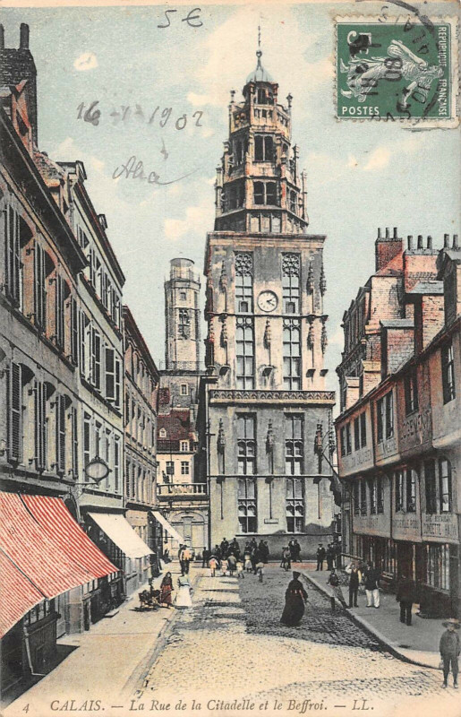 Carte postale ancienne Calais La Rue De La Citadelle Et Le Beffroi à Calais