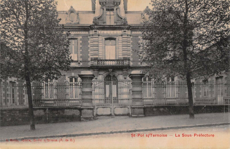 Carte postale ancienne Saint Pol Sur Ternoise La Sous Prefecture à Saint-Pol-sur-Ternoise