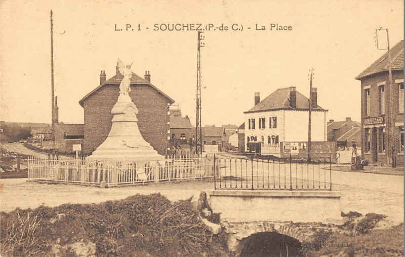 Carte postale ancienne Souchez La Place à Souchez