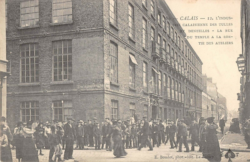 Carte postale ancienne Calais L'Industrie Calaisienne Des Tulles La Rue Du Temple Sortie Atelier à Calais