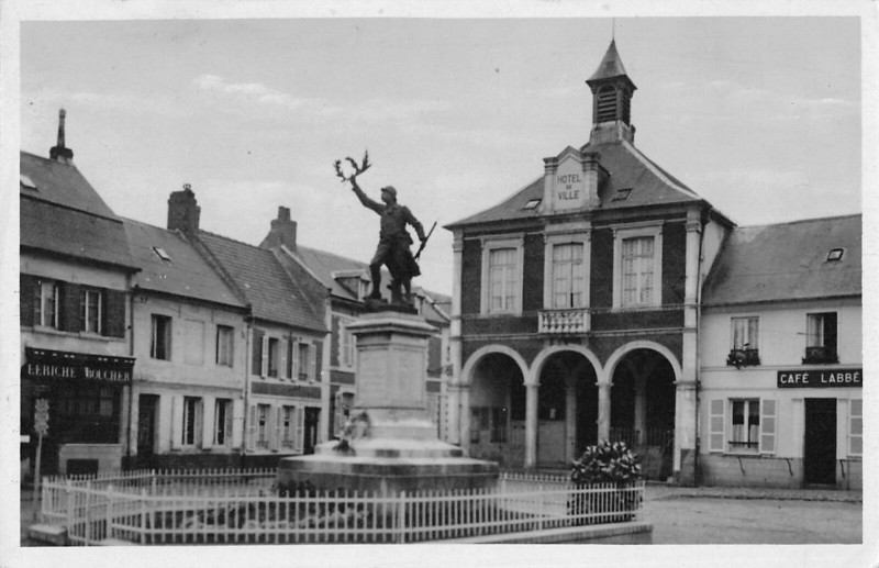 Carte postale ancienne Pas En Artois Le Monument De La Mairie à Pas-en-Artois