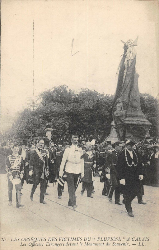 Carte postale ancienne Funerailles Victimes Du Pluviose Calais Les Officiers Etrangers à Calais