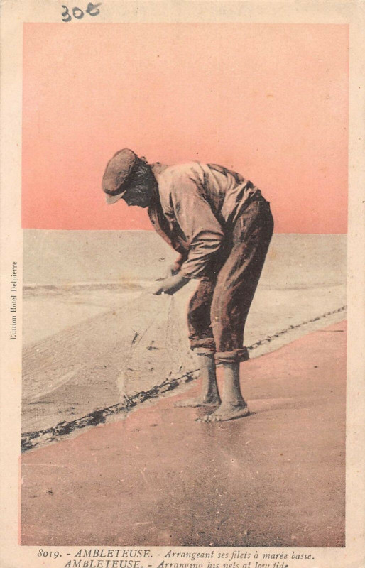 Carte postale ancienne Ambleteuse Arrangeant Ses Filets A Maree Basse à Ambleteuse