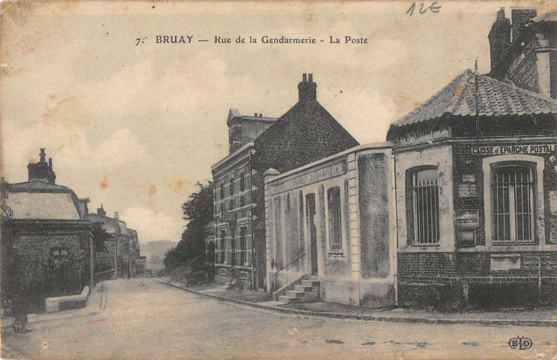 Carte postale ancienne Bruay Rue De La Gendarmerie La Poste