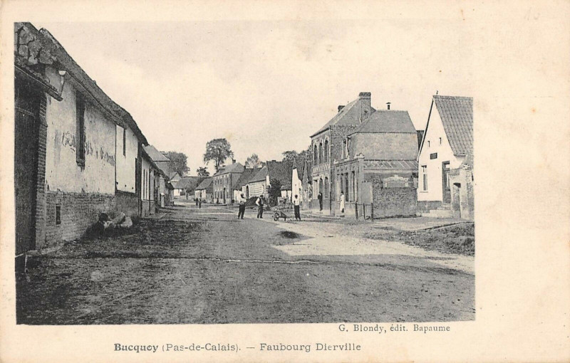 Carte postale ancienne Bucquoy Rue Dierville à Bucquoy