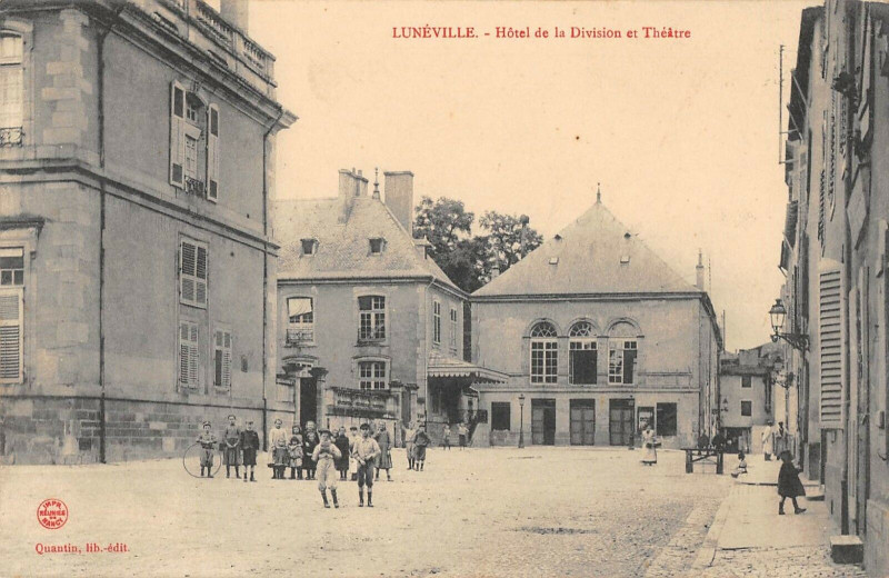 Carte postale ancienne Luneville Hotel De La Division Et Theatre à Lunéville
