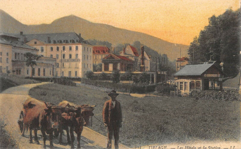 Carte postale ancienne Uriage Les Hotels Et La Station Attelage Beau Plan à Plan