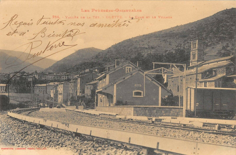 Carte postale ancienne Olette La Gare Et Le Village à Olette