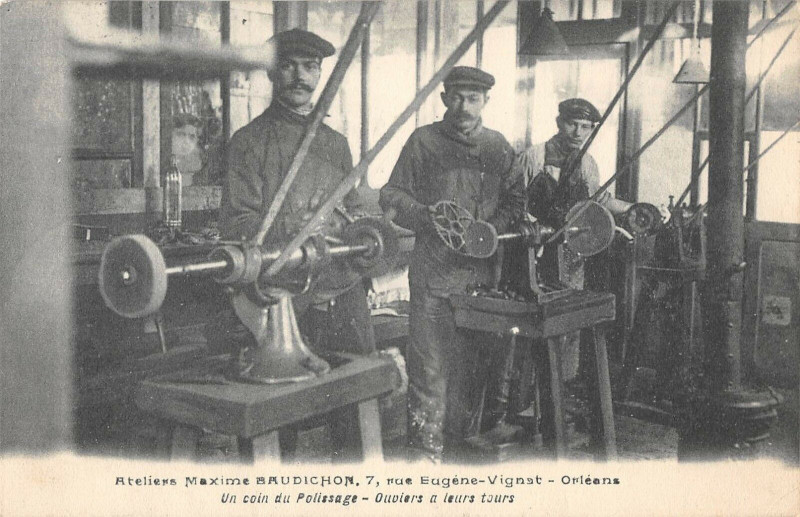 Carte postale ancienne Orleans Ateliers Maxime Baudichon Un Coin De Polissage Ouvriers Avec Tour à Orléans