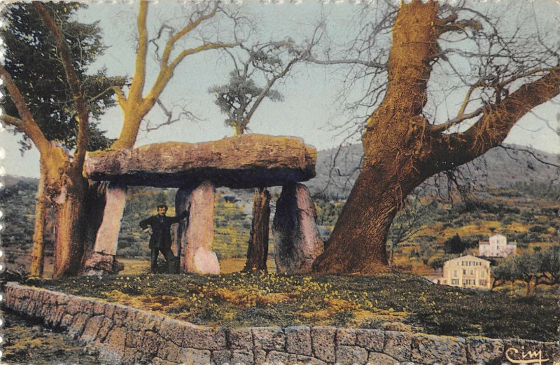 Carte postale ancienne Draguignan La Pierre De La Fee à Draguignan