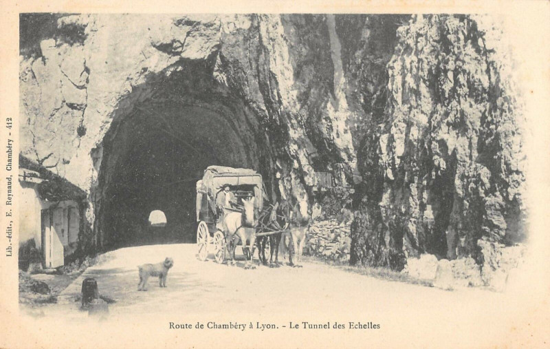 Carte postale ancienne Route De Chambery A Lyon Le Tunnel Des Echelles Diligence à Chambéry