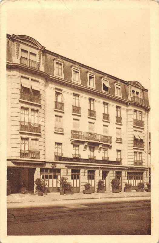 Carte postale ancienne Mulhouse Hotel Ville De Strasbourg Weinboerse Fg De Colmar à Mulhouse