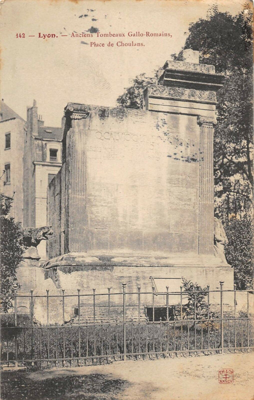Carte postale ancienne Lyon Anciens Tombeaux Gallo Romains Place De Choulans à Lyon