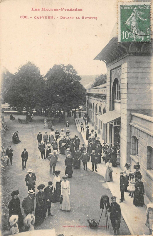 Carte postale ancienne Capvern Devant La Buvette à Capvern