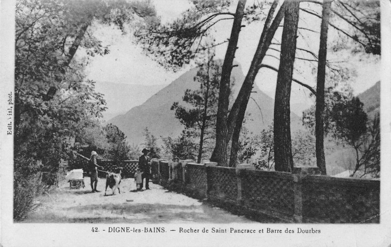 Carte postale ancienne Digne Les Bains Rocher De Saint-Pancrace Et Barre Des Dourbes à Digne-les-Bains