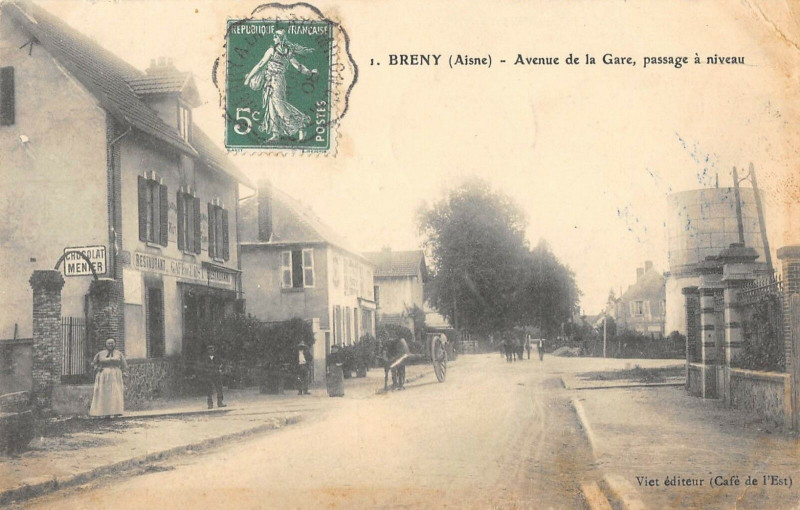 Carte postale ancienne Breny Avenue De La Gare Passage A Niveau à Breny