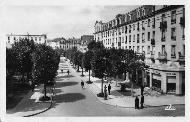 Carte postale ancienne Vittel Avenue Ambroise Bouloumie Et Les Hotels à Vittel