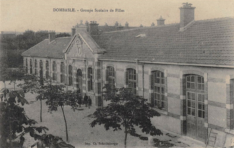 Carte postale ancienne Dombasle Groupe Scolaire De Filles