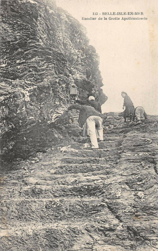 Carte postale ancienne Belle Isle En Mer Escalier De La Grotte Apothicairerie