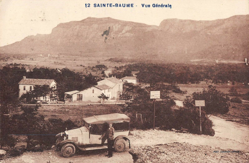 Carte postale ancienne Sainte Baume Vue Generale (Voiture Ancienne
