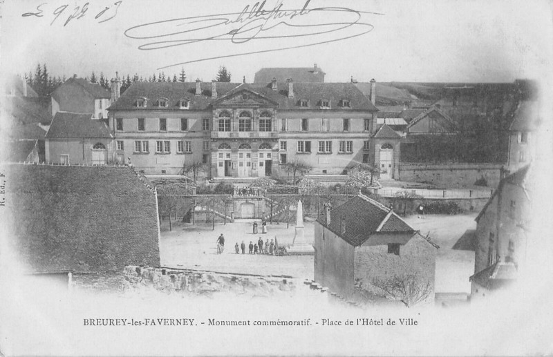 Carte postale ancienne Breurey Les Faverney Monument Place De L'Hotel De Ville à Faverney