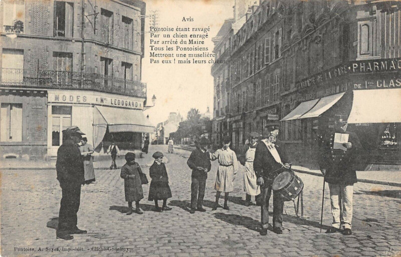Carte postale ancienne Pontoise Tambour De Ville Animation à Pontoise
